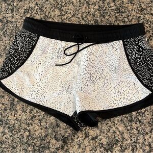 Fabletics black&white speckle shorts size L EUC